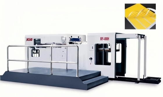 Máquina de corte automático a presión para cortar etiquetas de ropa autoadhesivas de tamaño pequeño